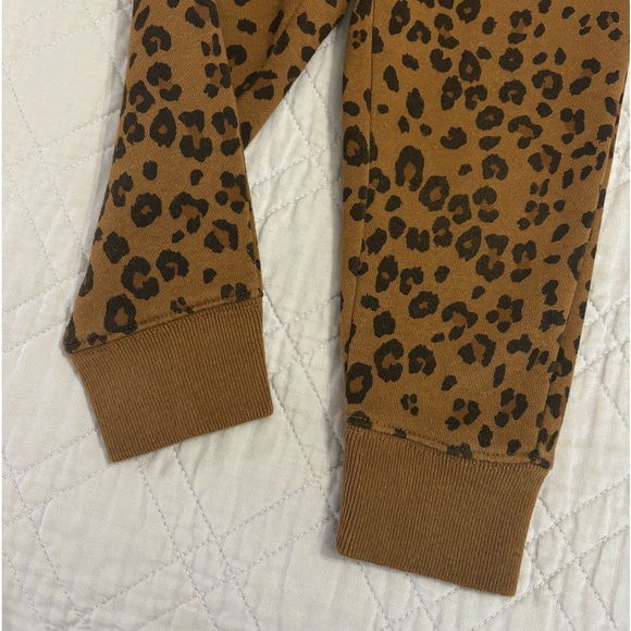 GAP leopard print toddler 2 pc sweatsuit - Picture 13 of 14